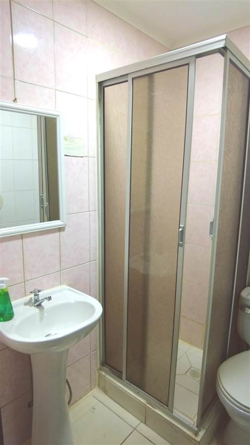 Baño privado de Hotel 1641 con ducha, lavamanos y espejo