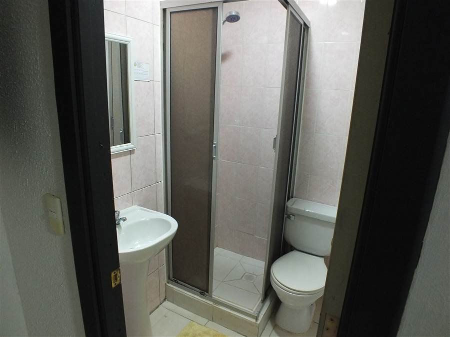 Baño privado completo de Hotel 1641 con ducha de mampara