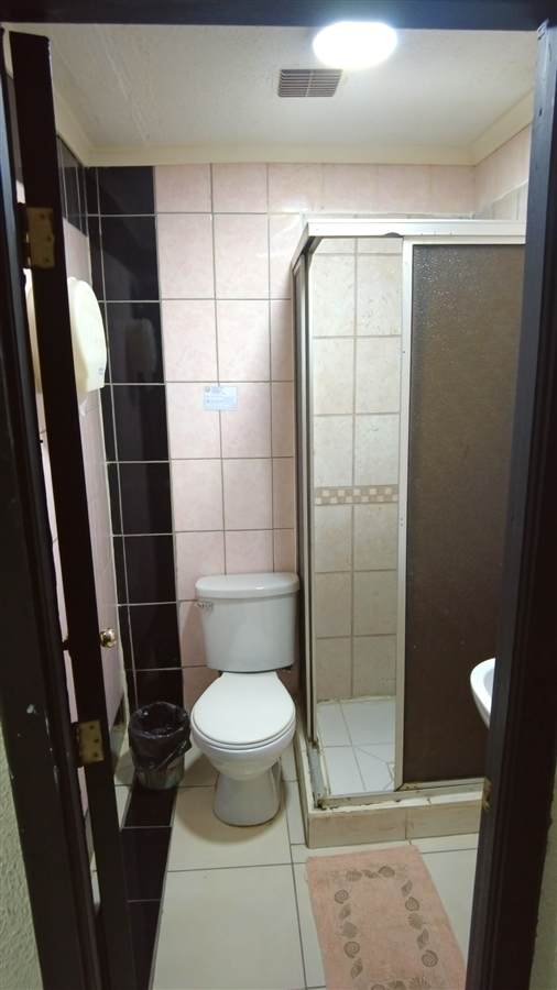 Acceso al baño privado desde la habitación en Hotel 1641