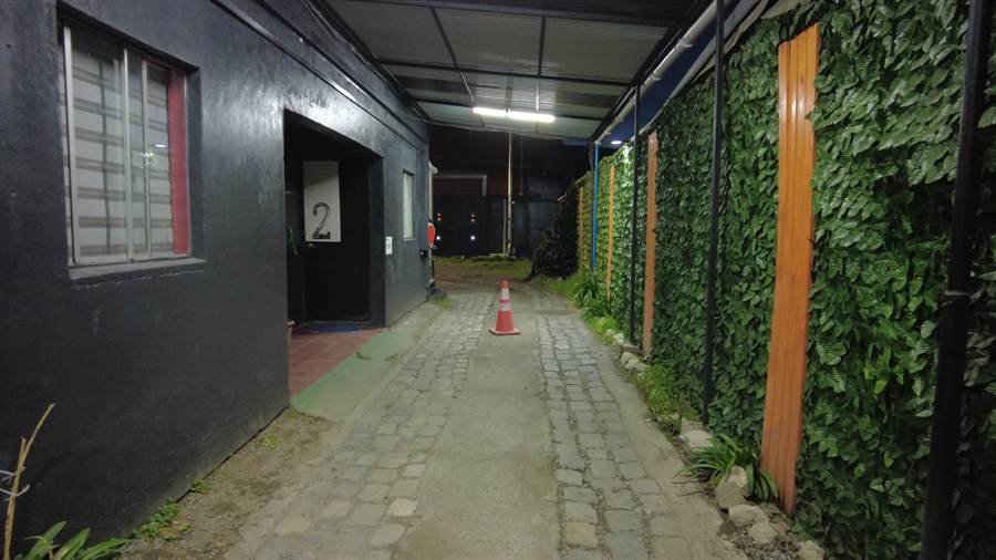 Corredor interno del estacionamiento de Hotel 1641 con muros de enredadera