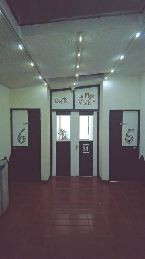 Pasillo de acceso a habitaciones numeradas en Hotel 1641