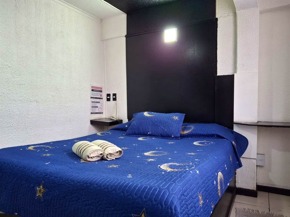 Habitación Standar de Hotel 1641, cama con cobertor de estrellas y luna