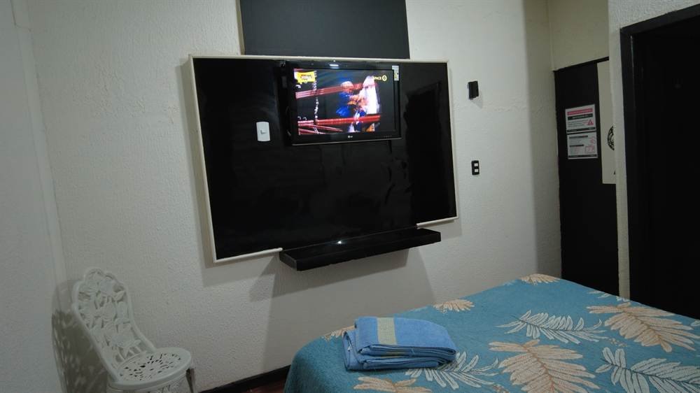 Habitación Standar de Hotel 1641 con televisor y sillas