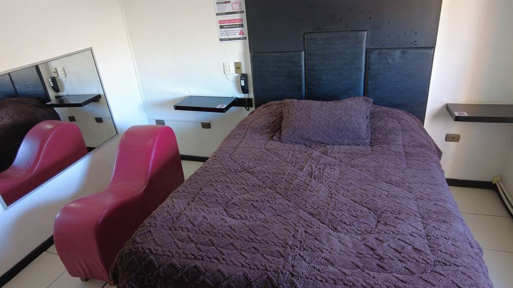 Habitación Tántrica con cama, espejo lateral y Sillón del Amor