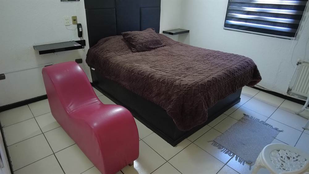 Habitación Tántrica de Hotel 1641, sillón del amor frente a la cama